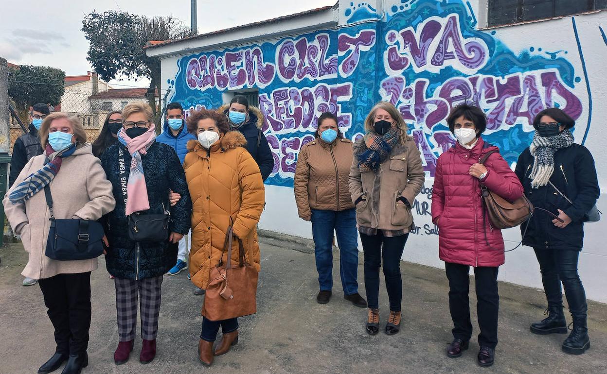 Algunas de las participantes en los talleres de ayer junto al grafiti realizado en Vitigudino para la sensibilización contra la violencia de género.