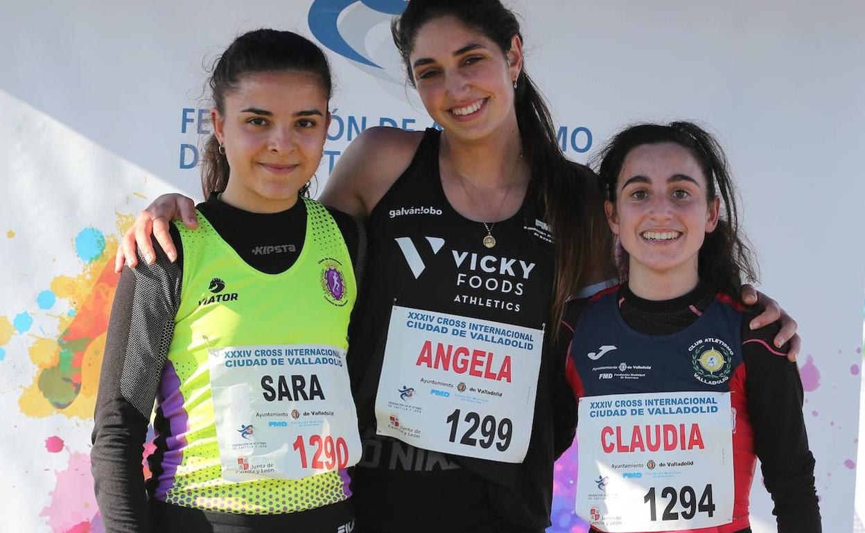 Sara Izquierdo, a la izquierda, en el podio del Cross de Valladolid. 