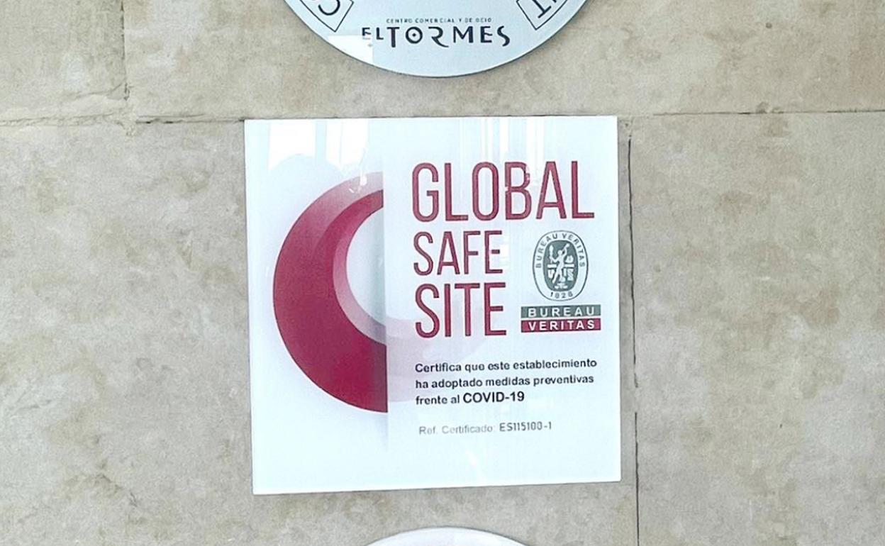 Placa en la puerta del Centro Comercial El Tormes. 