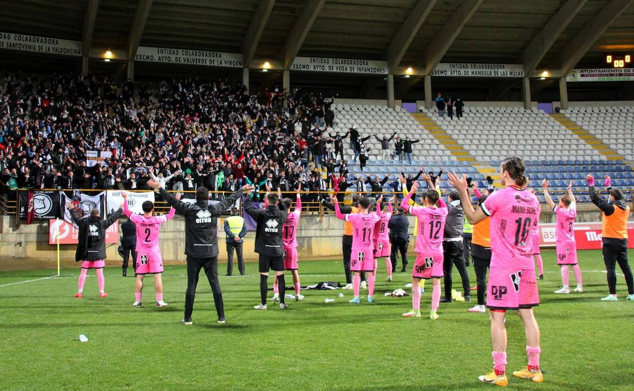 Los jugadores de Unionistas celebran con los aficionados desplazados a León la victoria ante la Cultural Leonesa. 