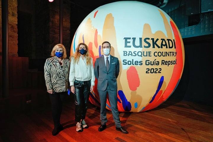 Cristina Lagé, concejal del Ayuntamiento de San Sebastián, María Ritter, directora de Guía Repsol, y Javier Hurtado , consejero de Turismo, Comercio y Consumo del Gobierno Vasco. 