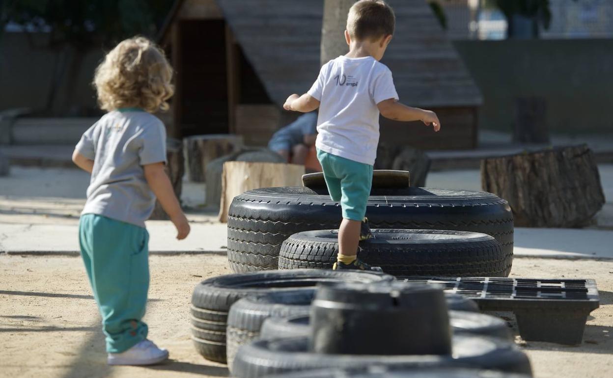 Niños jugando en una escuela infantil.