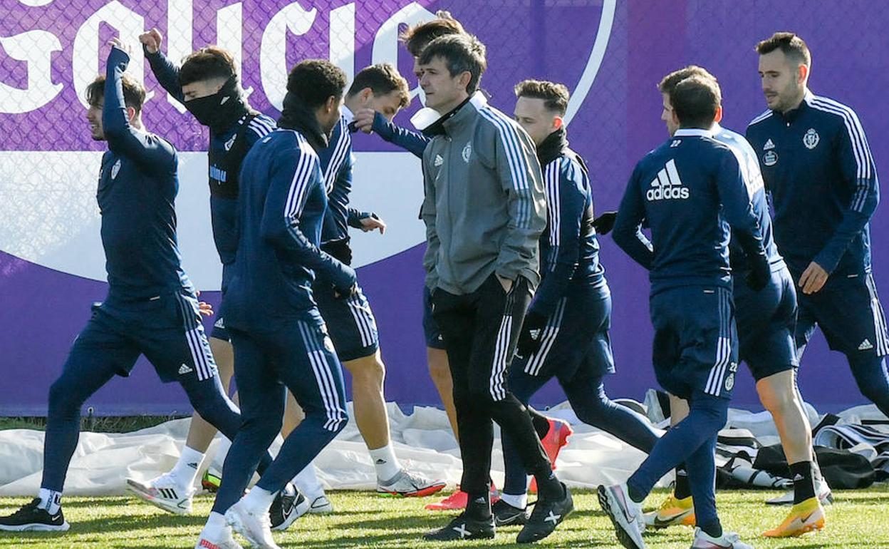 Pacheta, en el centro de la imagen, supervisa un ejercicio en plena sesión de entrenamiento. 