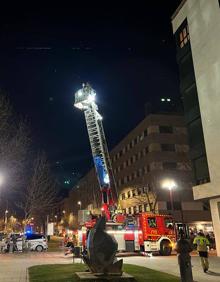 Imagen secundaria 2 - Los bomberos retiran la placa suelta. 