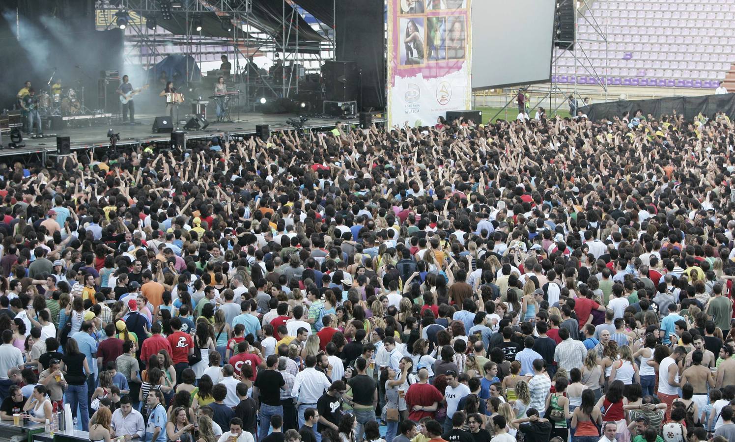 27.05.06 Miles de personas escuchan a Julieta Venegas en el concierto Valladolid Latino.