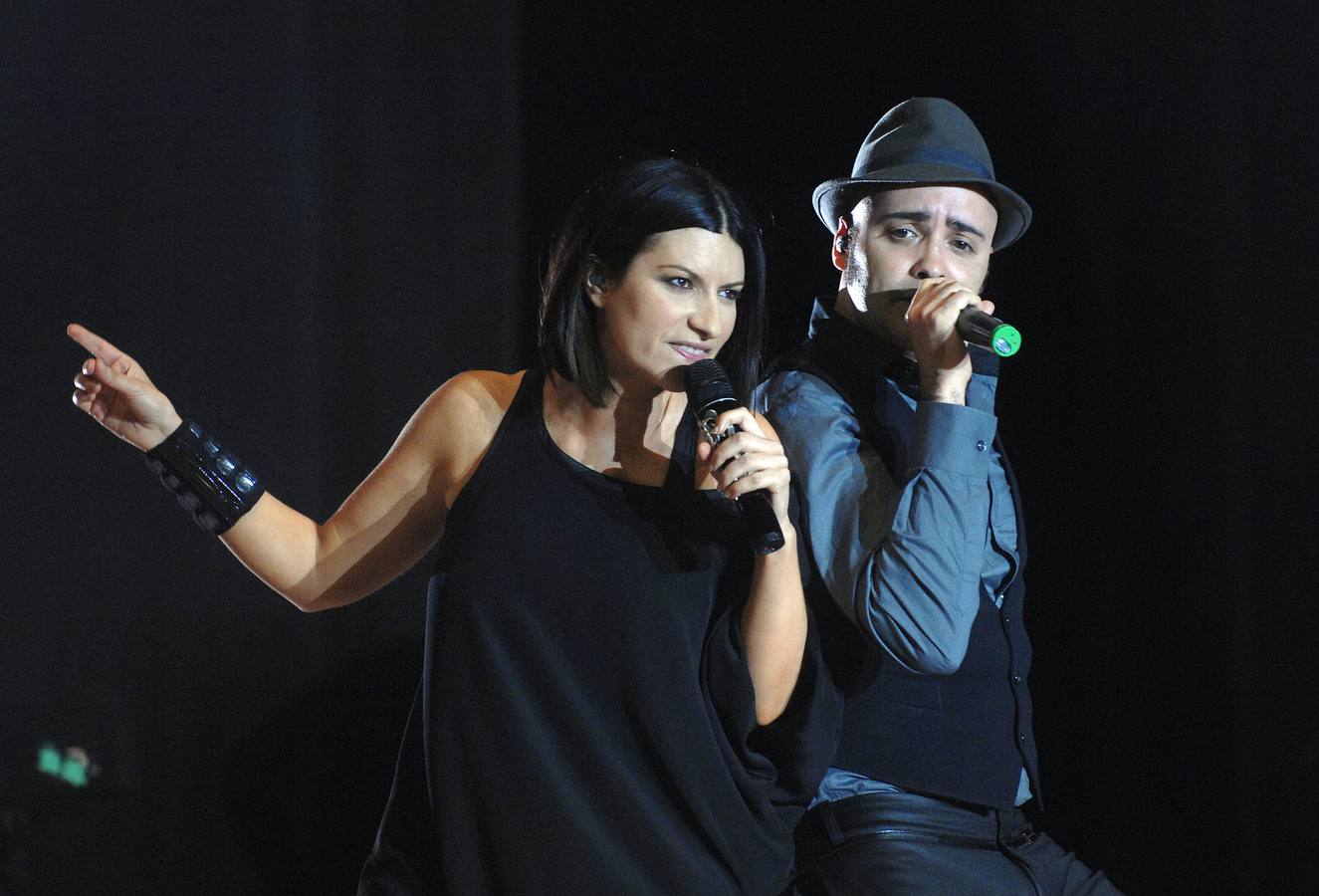 30.05.09 La cantante Laura Pausini, acompañada de uno de los integrantes del trío mexicano Camela, durante su actuación hoy en el festival Valladolid Latino.