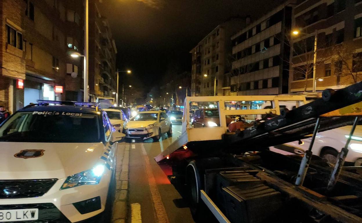 Una grúa se prepara para portar uno de los vehículos implicados en el accidente de este viernes en Conde Sepúlveda. 