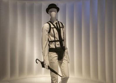 Imagen secundaria 1 - Arriba, la zona de 'héroes', con el traje que vistió Christopher Reeve en 'Superman IV' o el de Antonio Banderas en 'La máscara del Zorro'. Abajo, traje que Gaultier realizó inpirándose en el de 'La naranja mecánica' y el popular corsé de Madonna .