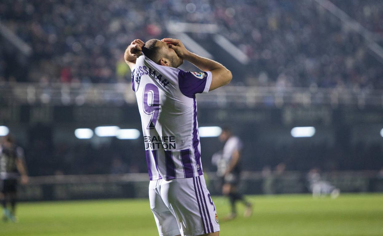 Sobre estas líneas Weissman celebra el segundo gol con su tradicional gesto. 