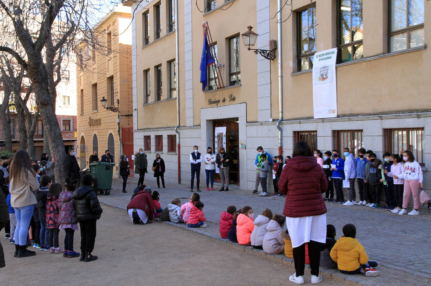 Alumnos del Domingo de Soto, durante la presentación a las puertas del colegio.