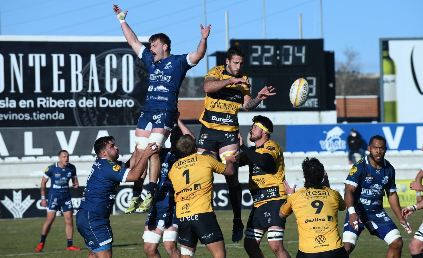 Fotos: Empate del VRAC Quesos Entrepinares ante el Recoletas Burgos (26-26)