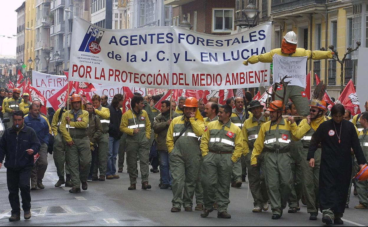 Protesta de los equipos de extinción por las calles de Valladolid en 2021. 