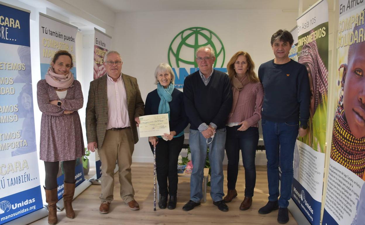 El equipo de ANPE Salamanca con la directora de Manos Unidas. 