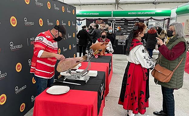El jamón y el folclore no pueden faltar en Guijuelo. 