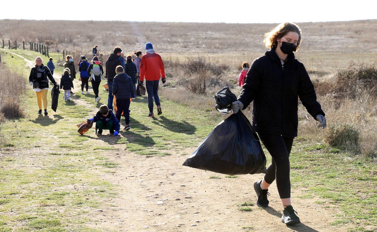 'La pandilla basurilla' recoge 170 kilos de desechos en Las Lastras
