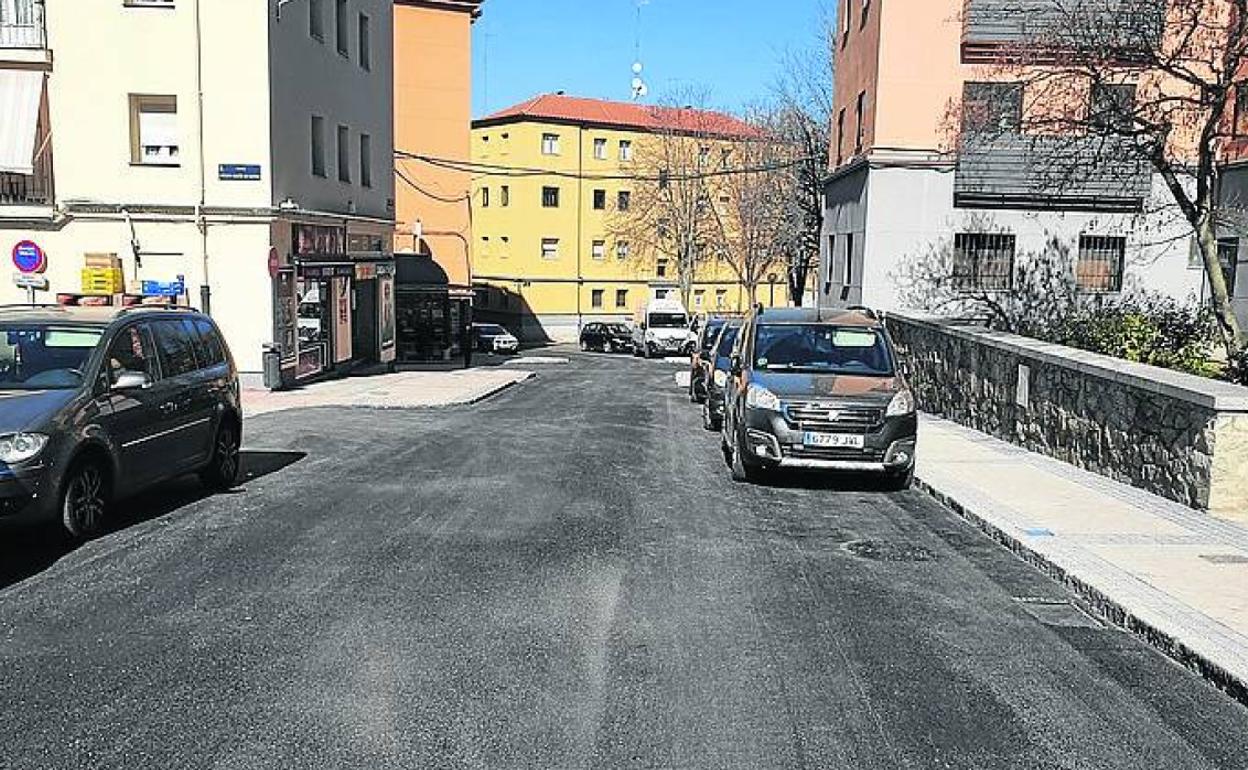 La calle Tomasa de la Iglesia, recién asfaltada y reabierta al tráfico. 