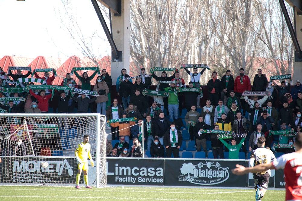 La afición racinguista tiñó de verde el Reina Sofía para celebrar el buen momento de su equipo