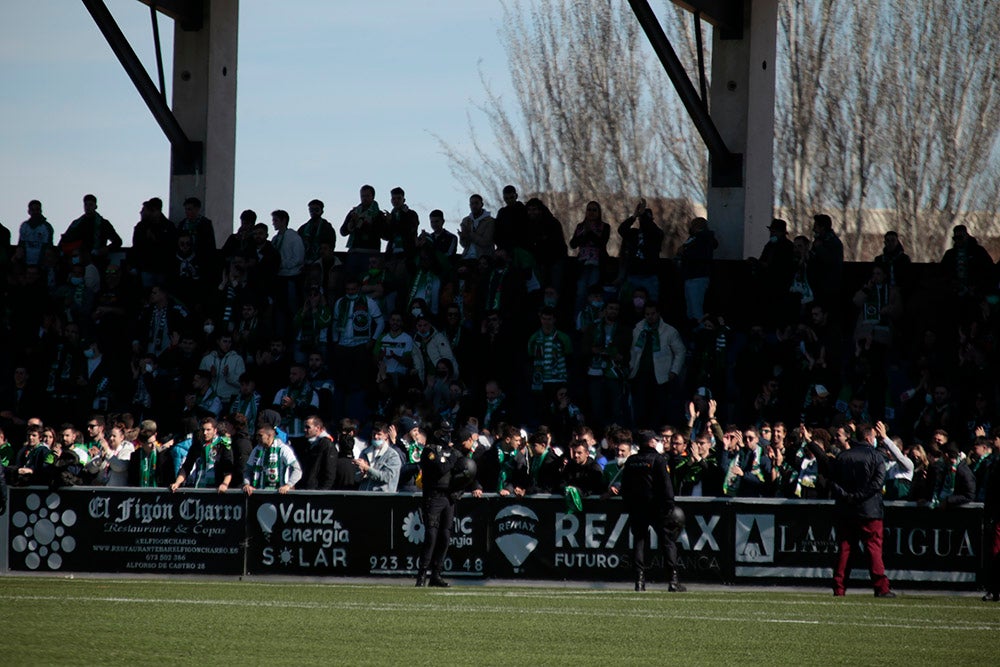 La afición racinguista tiñó de verde el Reina Sofía para celebrar el buen momento de su equipo