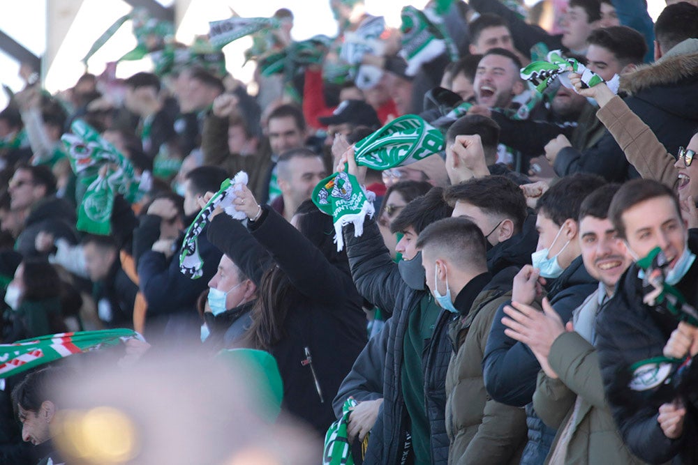 La afición racinguista tiñó de verde el Reina Sofía para celebrar el buen momento de su equipo