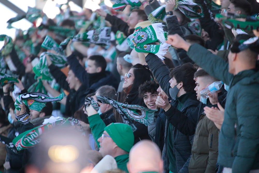 La afición racinguista tiñó de verde el Reina Sofía para celebrar el buen momento de su equipo