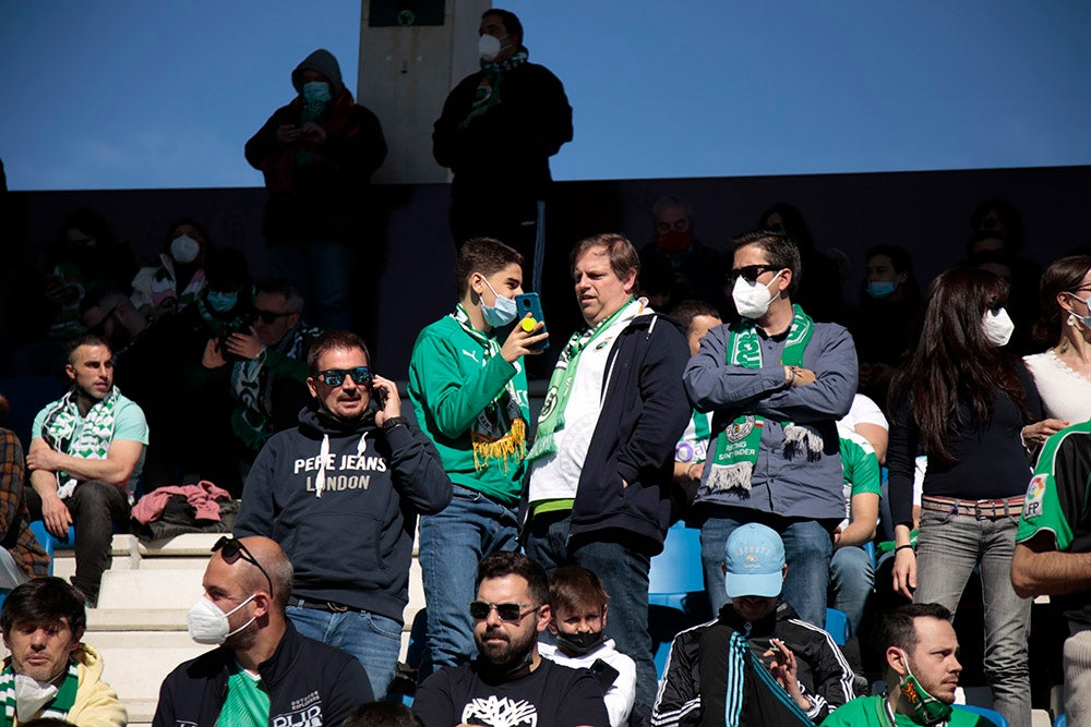 La afición racinguista tiñó de verde el Reina Sofía para celebrar el buen momento de su equipo