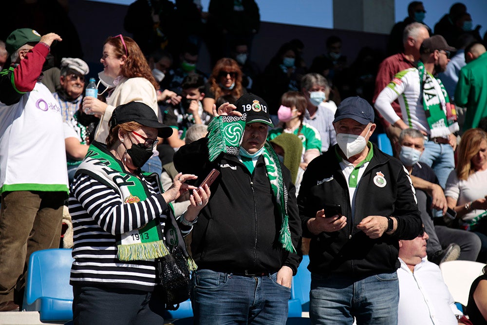 La afición racinguista tiñó de verde el Reina Sofía para celebrar el buen momento de su equipo