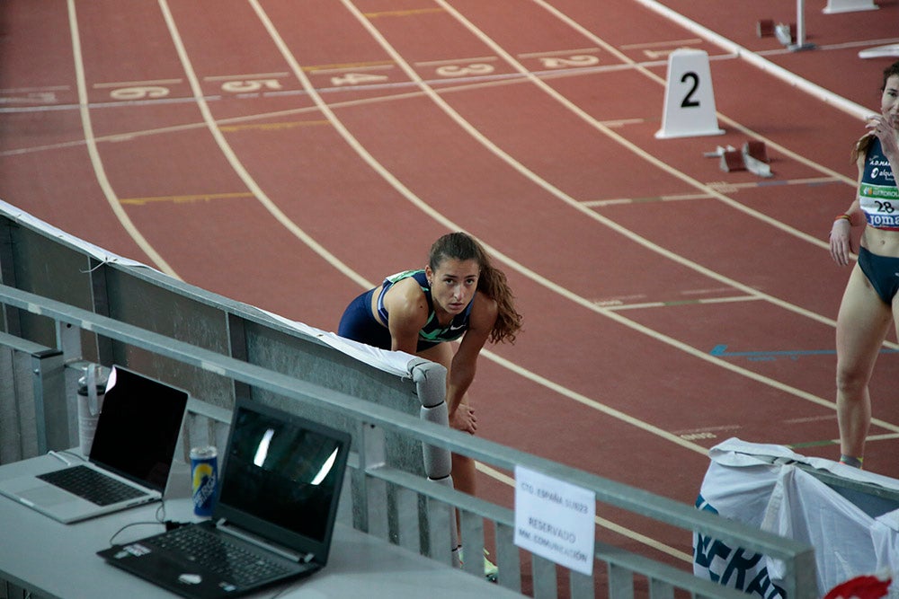 Cierre de la jornada de mañana del primer día del Campeonato de España Sub 23 en Pista Cubierta con Alejandro González Rengel en el 400