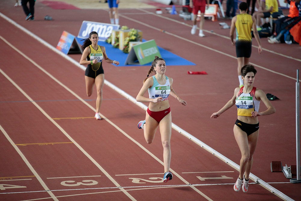 Cierre de la jornada de mañana del primer día del Campeonato de España Sub 23 en Pista Cubierta con Alejandro González Rengel en el 400