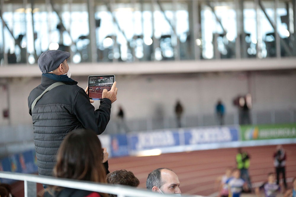 Cierre de la jornada de mañana del primer día del Campeonato de España Sub 23 en Pista Cubierta con Alejandro González Rengel en el 400