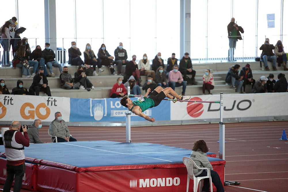 Cierre de la jornada de mañana del primer día del Campeonato de España Sub 23 en Pista Cubierta con Alejandro González Rengel en el 400