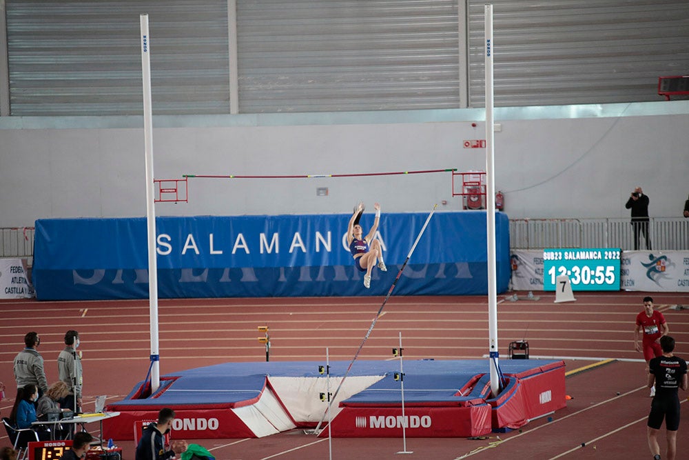 Cierre de la jornada de mañana del primer día del Campeonato de España Sub 23 en Pista Cubierta con Alejandro González Rengel en el 400