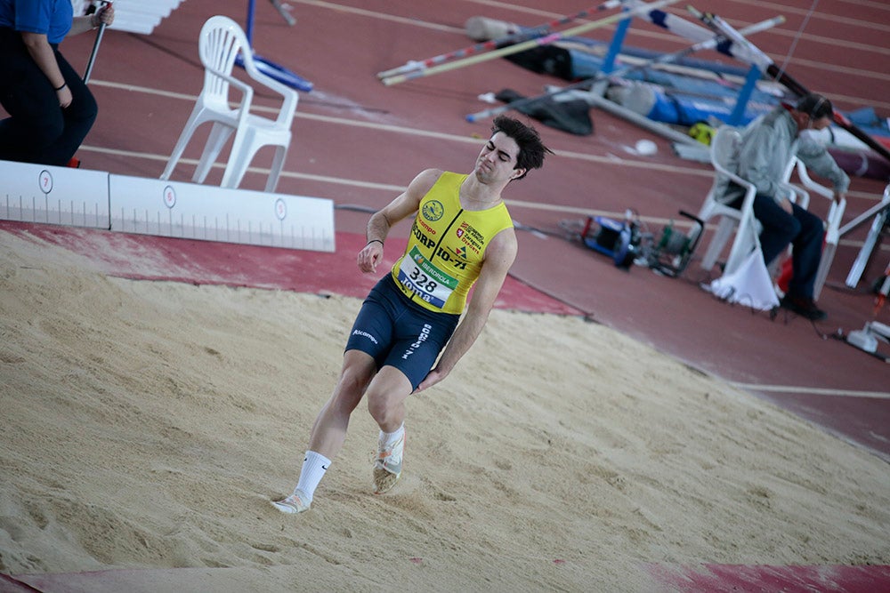 Cierre de la jornada de mañana del primer día del Campeonato de España Sub 23 en Pista Cubierta con Alejandro González Rengel en el 400
