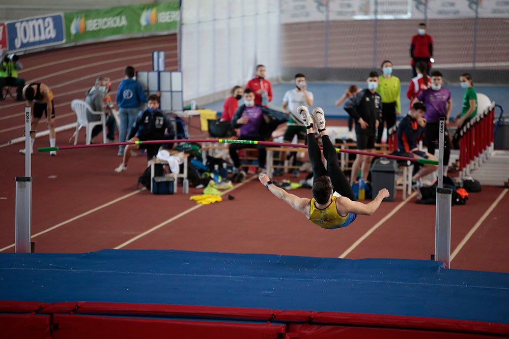 Cierre de la jornada de mañana del primer día del Campeonato de España Sub 23 en Pista Cubierta con Alejandro González Rengel en el 400