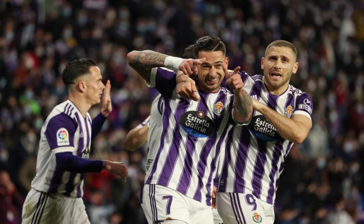 Sergio León celebra abrazado por Shon Weissman el gol que logró hace dos jornadas con el Real Valladolid ante el Girona