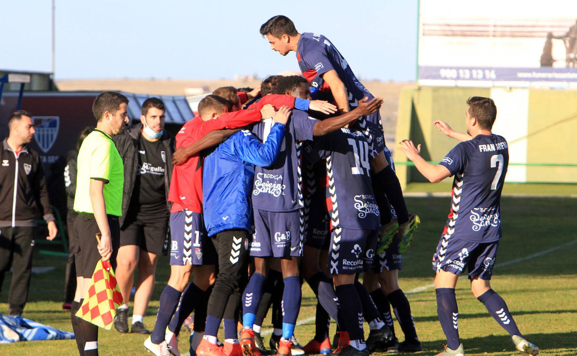 Los jugadores de la Segoviana hacen una piña con los suplentes y parte del equipo técnico tras marcar el primer gol, obra de Rui. 