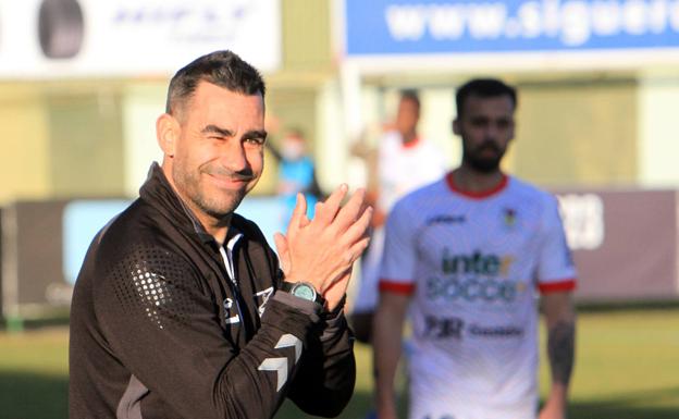 Manu González, entrenador de la Gimnástica, aplaude y sonríe ante el juego de sus pupilos. 