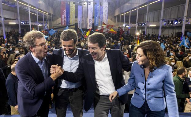 Alfonso Fernández Mañueco se da la mano con Alberto Núñez Feijóo en presencia de Pablo Casado e Isabel Díaz Ayuso, en el cierre de campaña en Valladolid. 