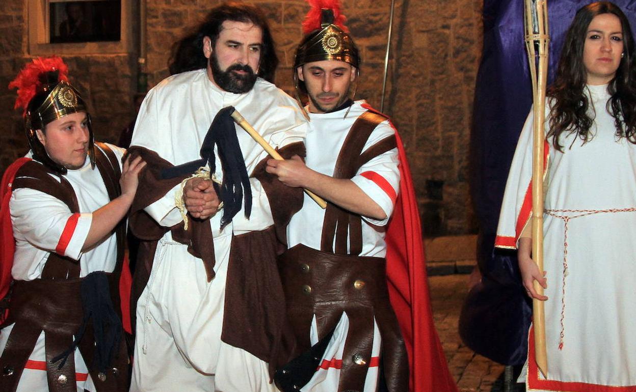Los soldados romanos llevan a Jesús ante Pilatos en una de las estaciones del vía crucis escenificado en San José. 