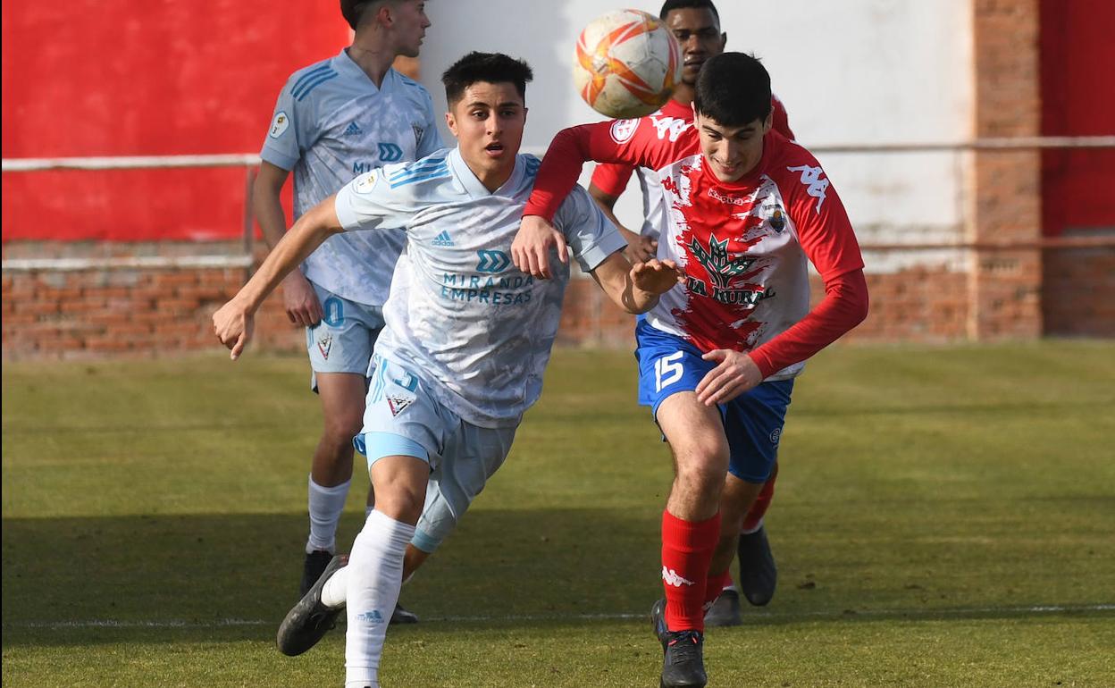 Jesús Torres disputa un balón dividido con un rival. 