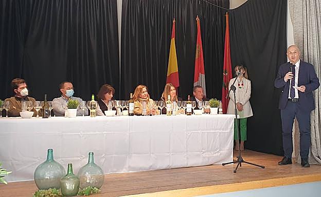 Los bodegueros Nacho Hernández, Luis Francisco López, Almudena Muñoz, Miriam Ferrero, Ángela Lorenzo y Pablo Martín escuchan la intervención de Jorge Llorente en presencia de Paula de la Fuente, que presentó el acto. 