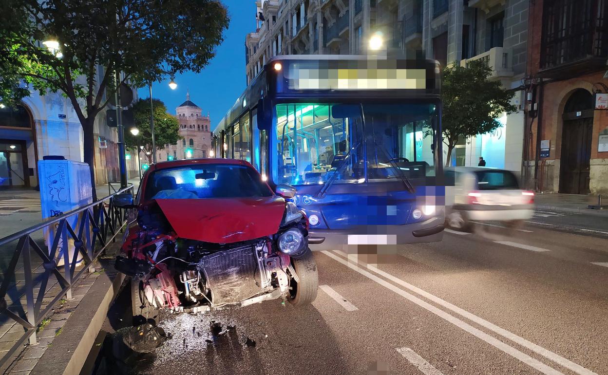 El turismo y el autobús urbano accidentados esta mañana en el centro de Valladolid.