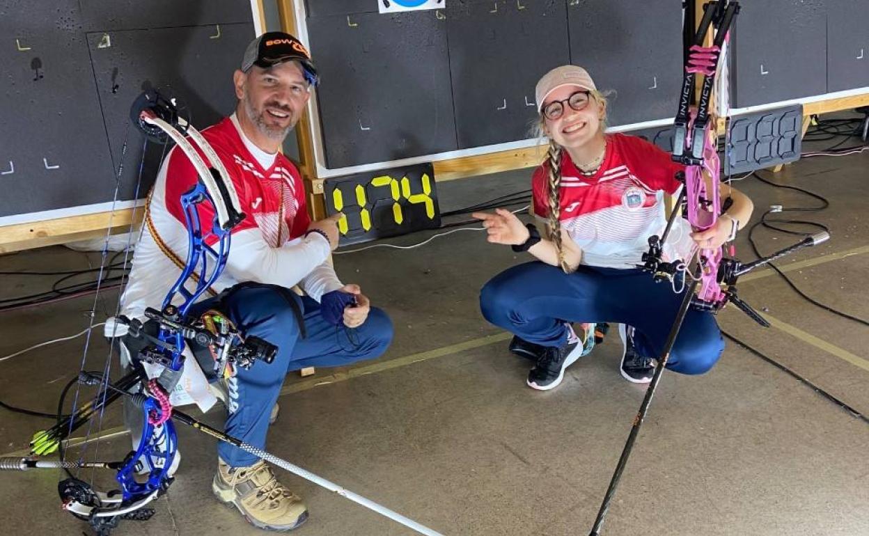 Gonzalo Sánchez-Ferrero y Andrea Muñoz muestran el marcador con la puntuación que supone nuevo récord de España. 