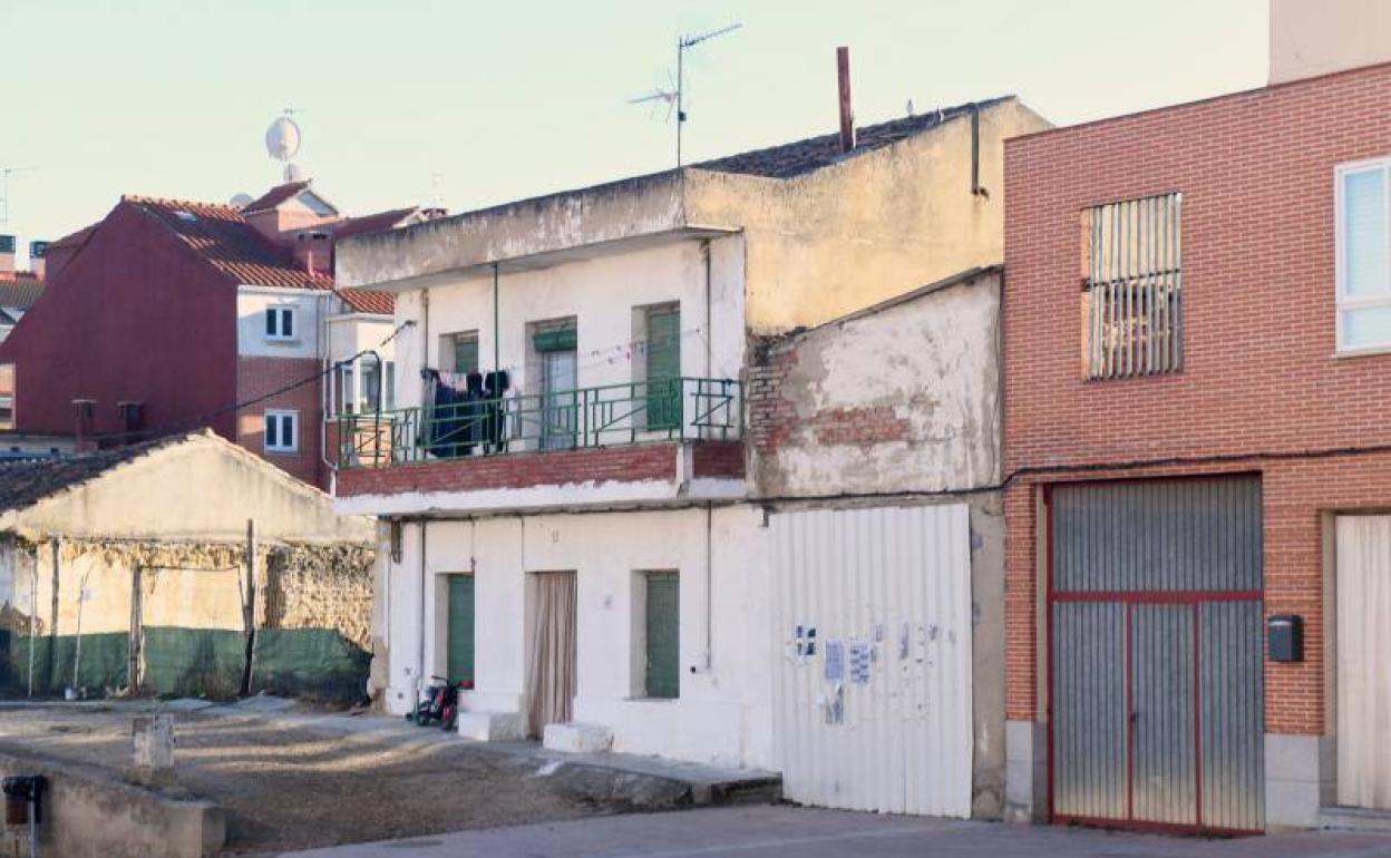 Exterior de la vivienda ocupada en La Cistérniga desde el pasado 5 de febrero. 