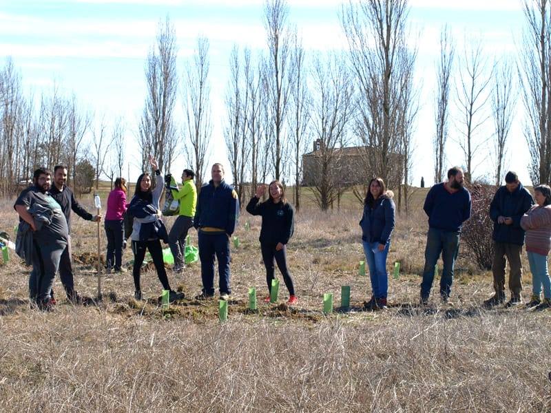 Fotos: Vecinos de Villacid participan en la reforestación del entorno de la ermita de Bustillino