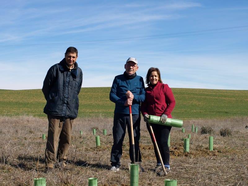 Fotos: Vecinos de Villacid participan en la reforestación del entorno de la ermita de Bustillino