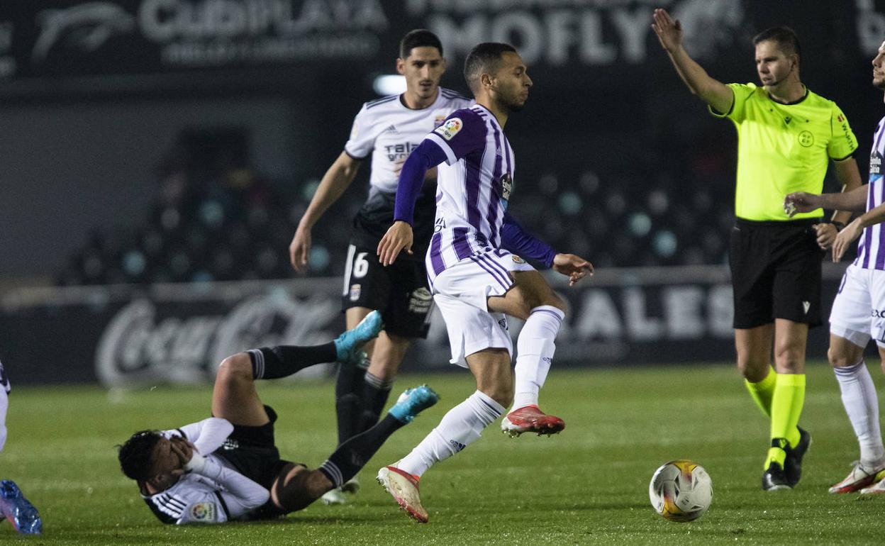 Anuar salva la entrada de un jugador del Cartagena. 