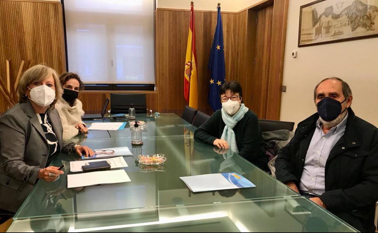 Firma del convenio entre CHD y el Ayuntamiento de Villanueva de Duero, este martes. 