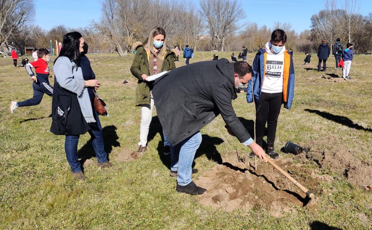 El alcalde, durante la plantación en la Isla del Soto.