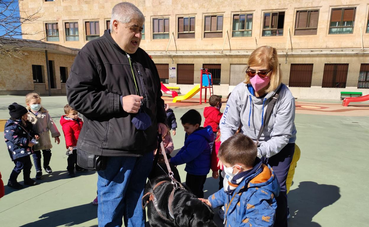 Uniño saluda a un perro guía. 