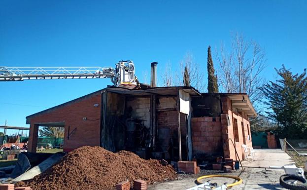 Los Bomberos sofocan un incendio en una casa en obras de Tudela